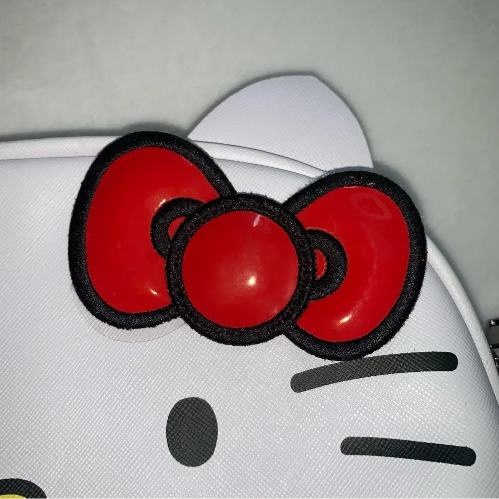 The crème x hello kitty‎ white cosmetic bag makeup bag new with tags